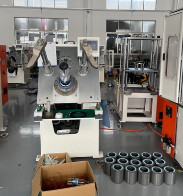 Máquina de inserção de bobina de enrolamento do motor de indução do estator Ventilador totalmente automático Ocilante Fornecedor